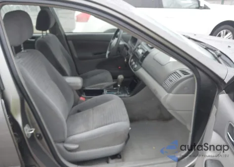 2005 Toyota Camry Le z USA, uszkodzony, nr VIN 4T1BE32K15U623150